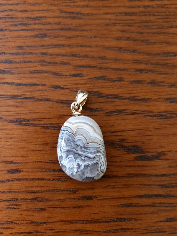 PENDENTIF AGATE CRAZY – HARMONIE ET ÉQUILIBRE PENDENTIF AGATE CRAZY – HARMONIE ET ÉQUILIBRE