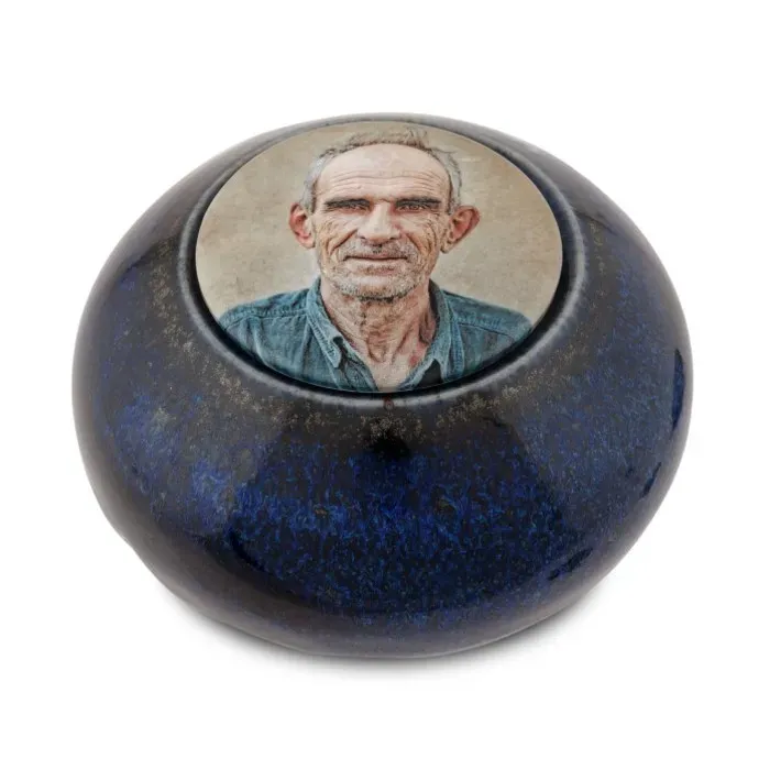Urnen van keramiek met fotoportret op deksel Urnen van keramiek met fotoportret op deksel