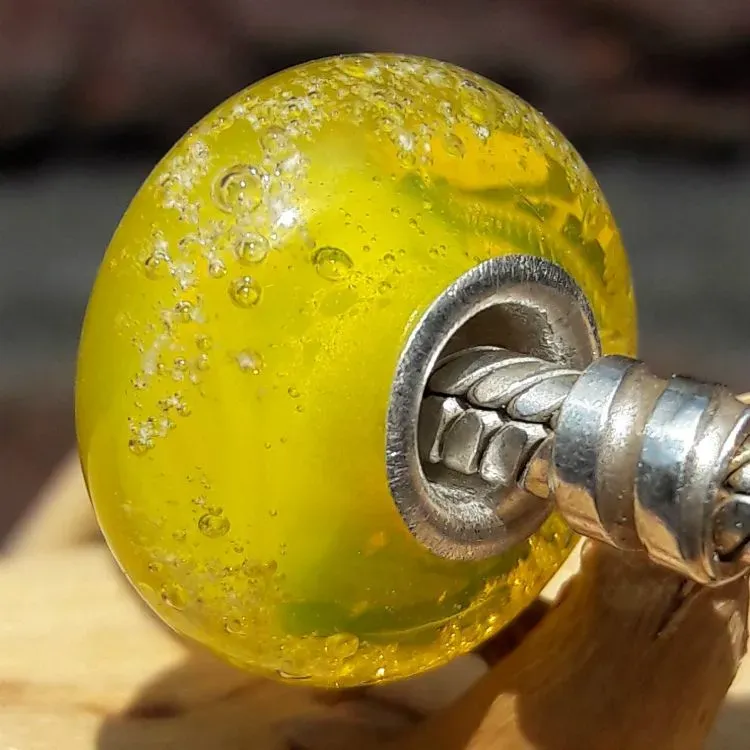 Bedel van massief Geel glas met deeltjes crematie-as