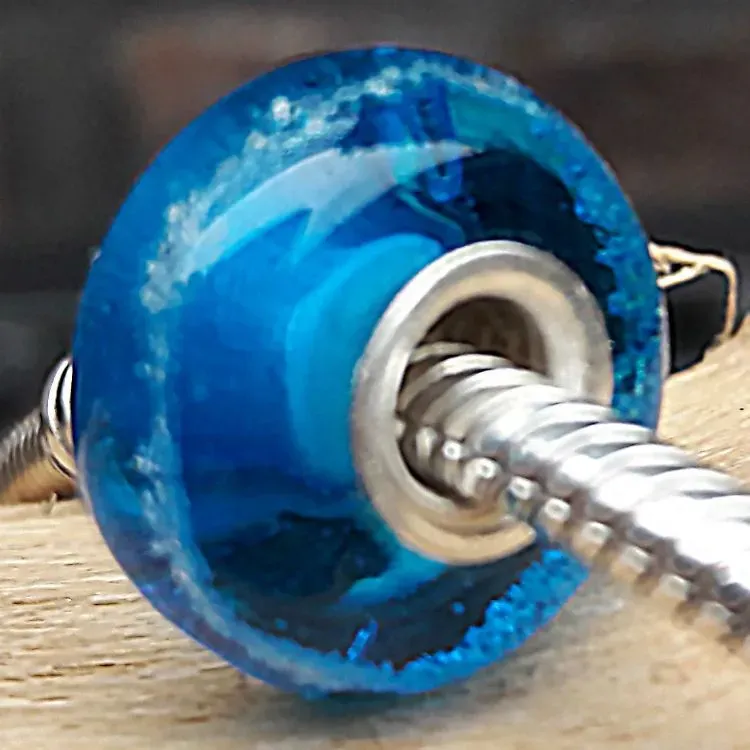 Bedel van massief Turquoise glas met deeltjes crematie-as