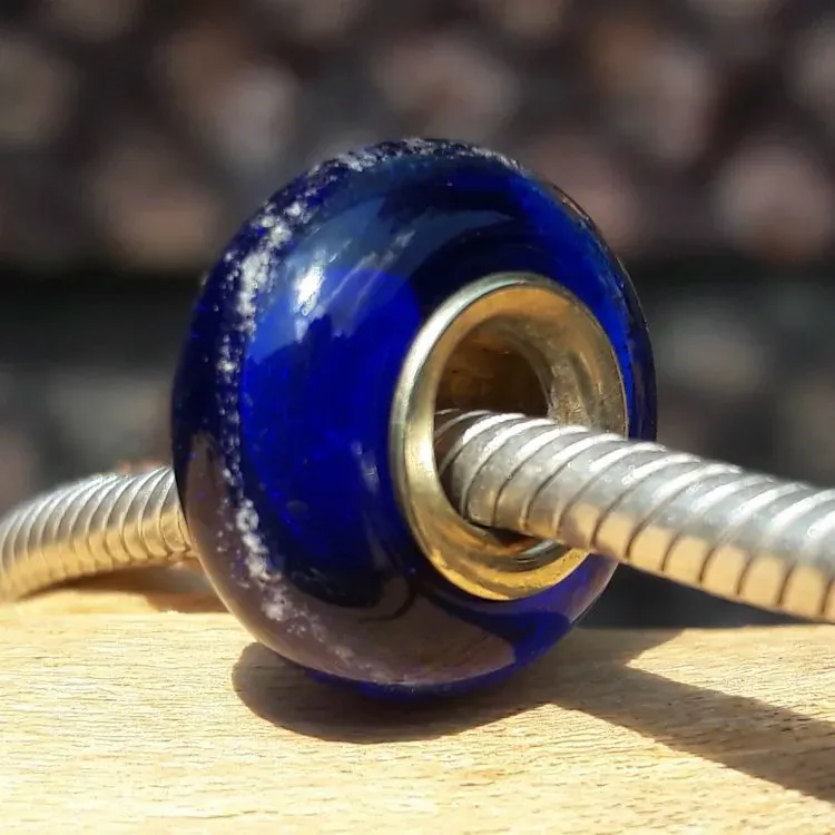 Bedel van massief Kobalt glas met deeltjes crematie-as