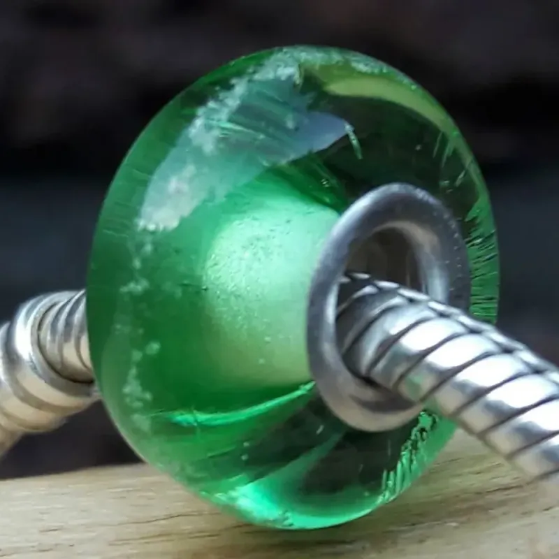 Bedel van massief Groen glas met deeltjes crematie-as