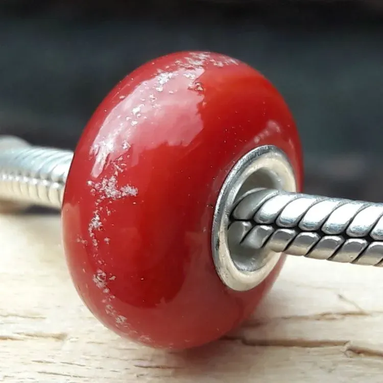 Bedel van massief Rood glas met deeltjes crematie-as Bedel van massief Rood glas met deeltjes crematie-as