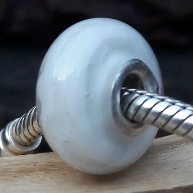 Bedel van massief Wit glas met deeltjes crematie-as