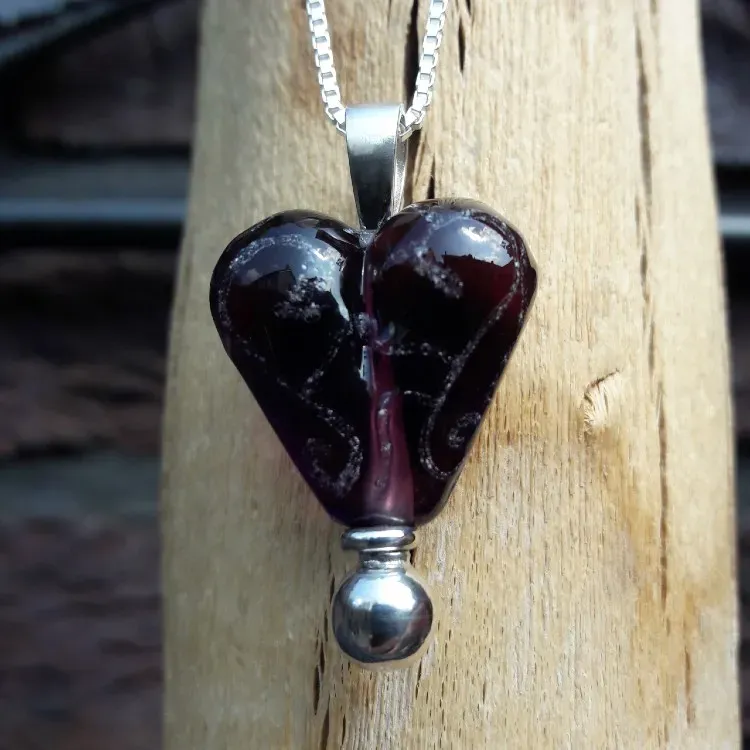Harthanger in Paars glas met zilver ophangoog
