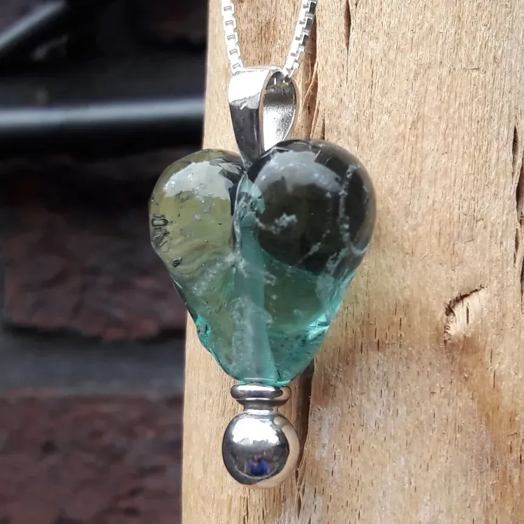Harthanger in Grijs glas met zilver ophangoog Harthanger in Grijs glas met zilver ophangoog