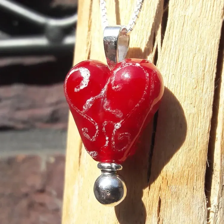 Harthanger in Rood glas met zilver ophangoog