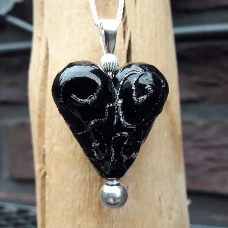 Harthanger in Zwart glas met zilver ophangoog