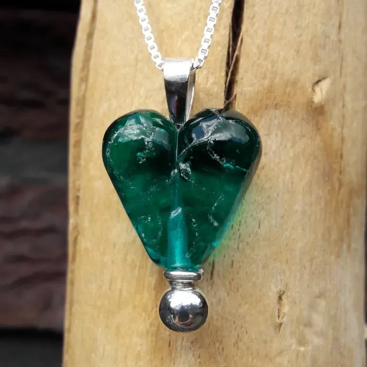 Harthanger in Zeegroen glas met zilver ophangoog Harthanger in Zeegroen glas met zilver ophangoog