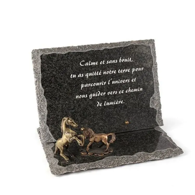 Gedenksteen 25x35cm met gebeitelde omranding en 2 paarden