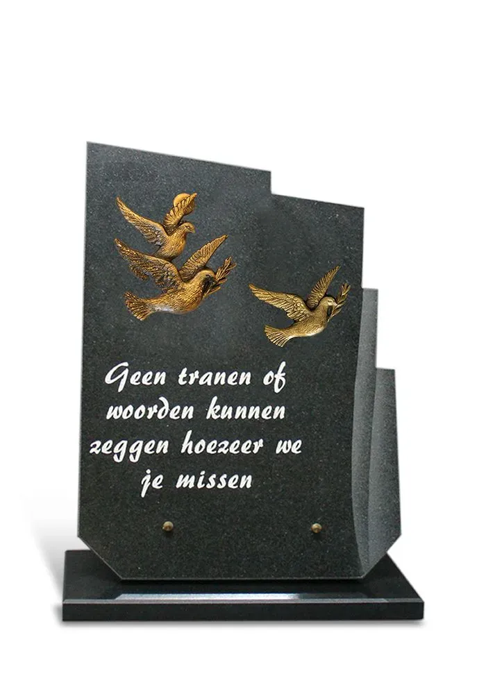 Gedenksteen met vertanding 27x40cm + 3 bronzen duiven