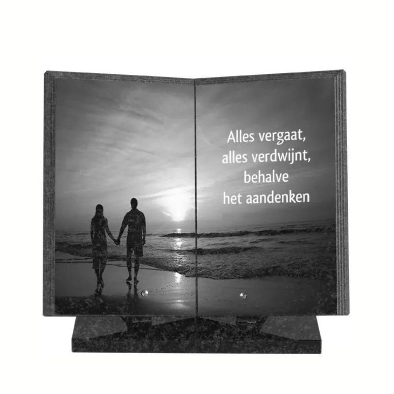 Gedenkmonument Boek 35x35cm: tekst + laserfoto geheel dekkend