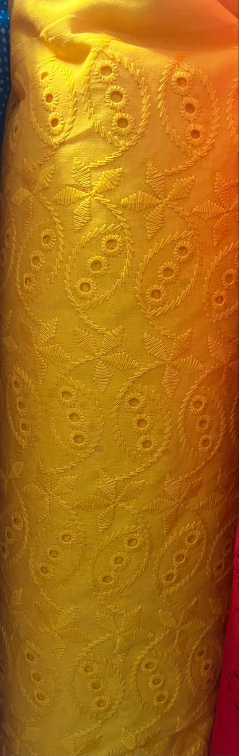 Tissu brodé couleur