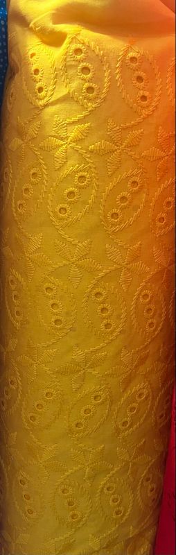 Tissu brodé couleur