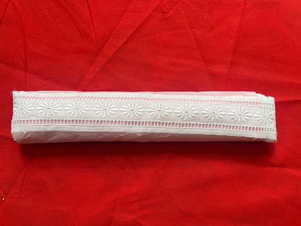 Bande brodée entre 2