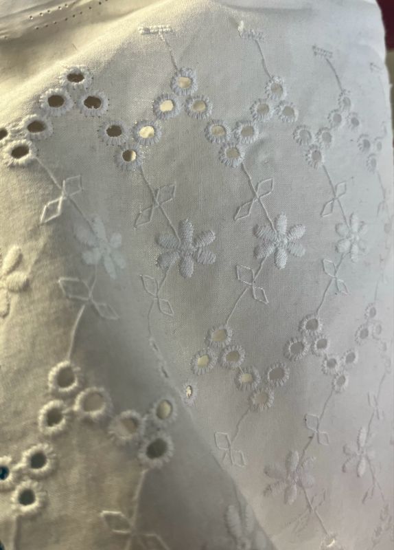 Tissu brodé blanc