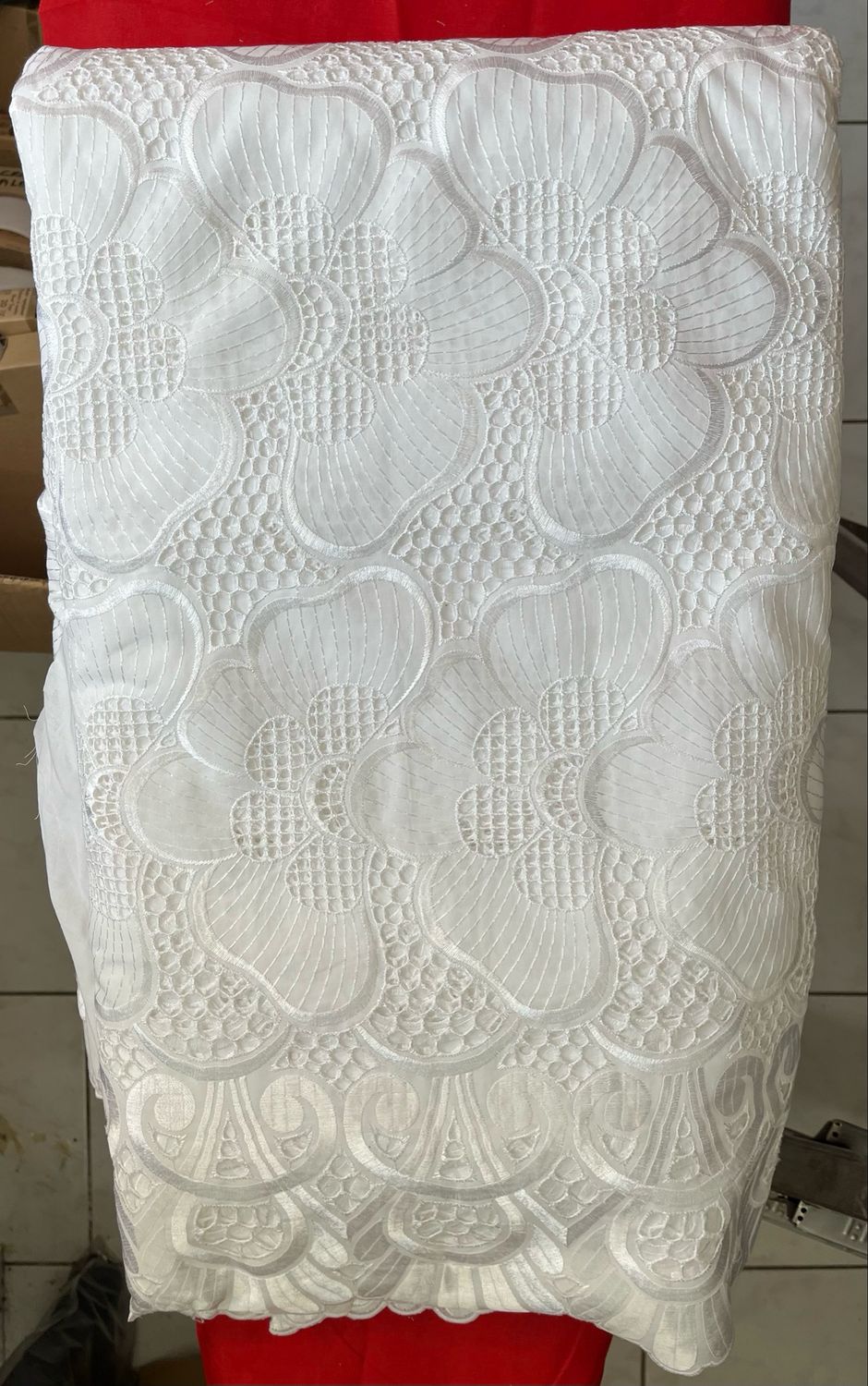 Tissu brodé riche 1,20 de large