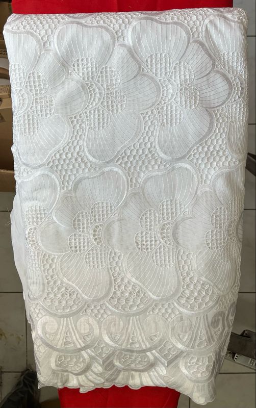 Tissu brodé riche 1,20 de large