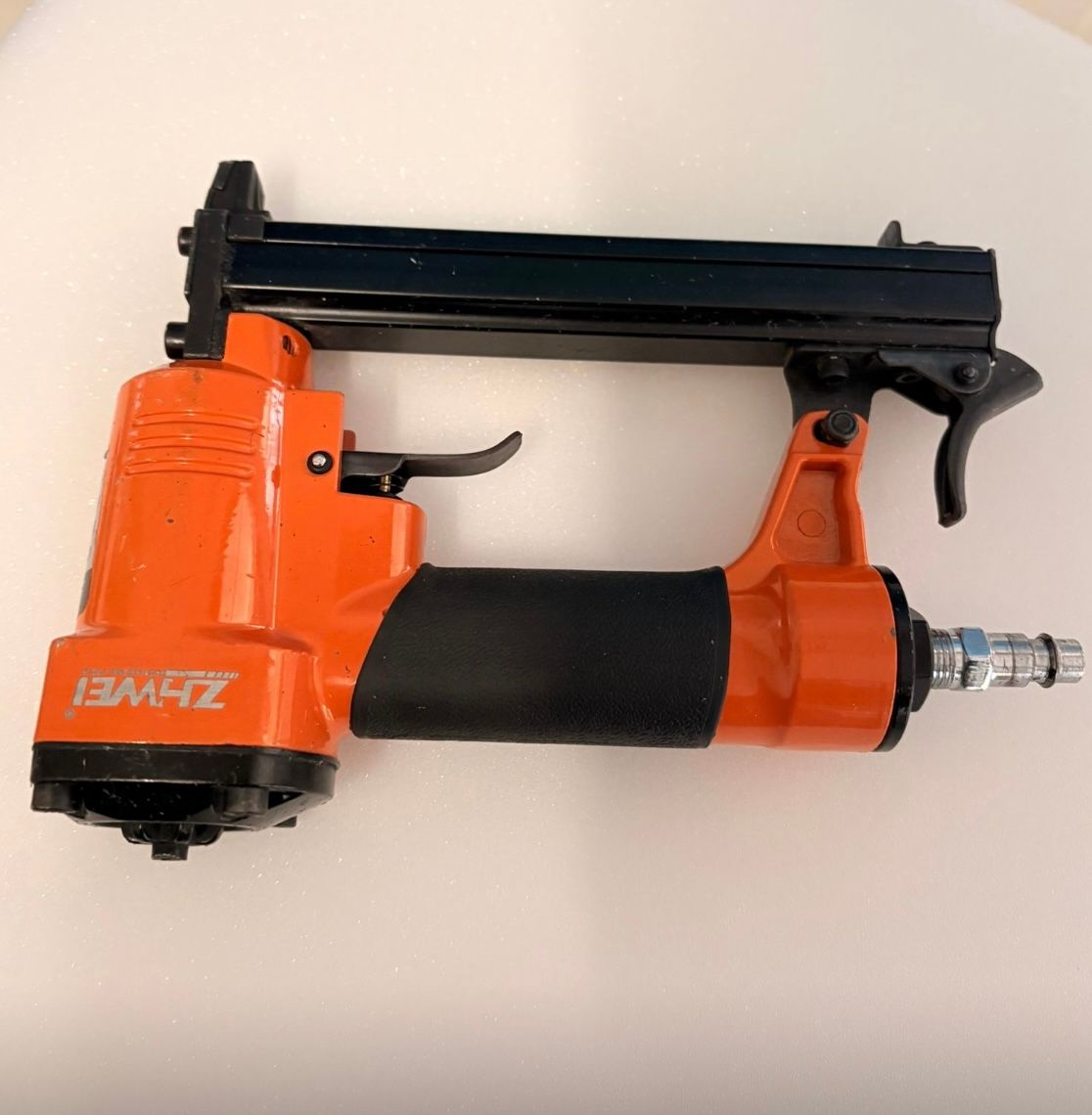 Agrafeuse pneumatique à bec court