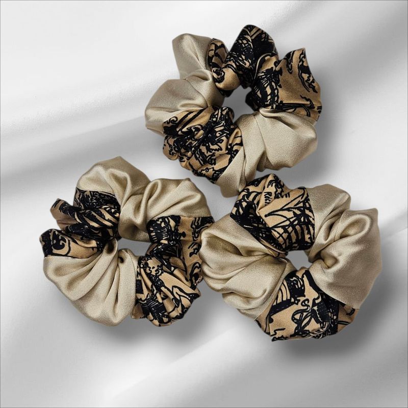 Jedwabna gumka scrunchie- Beż ze wzorem