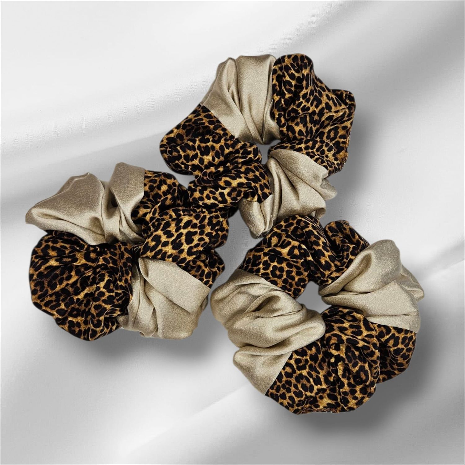 Jedwabna gumka scrunchie- Beż z panterką