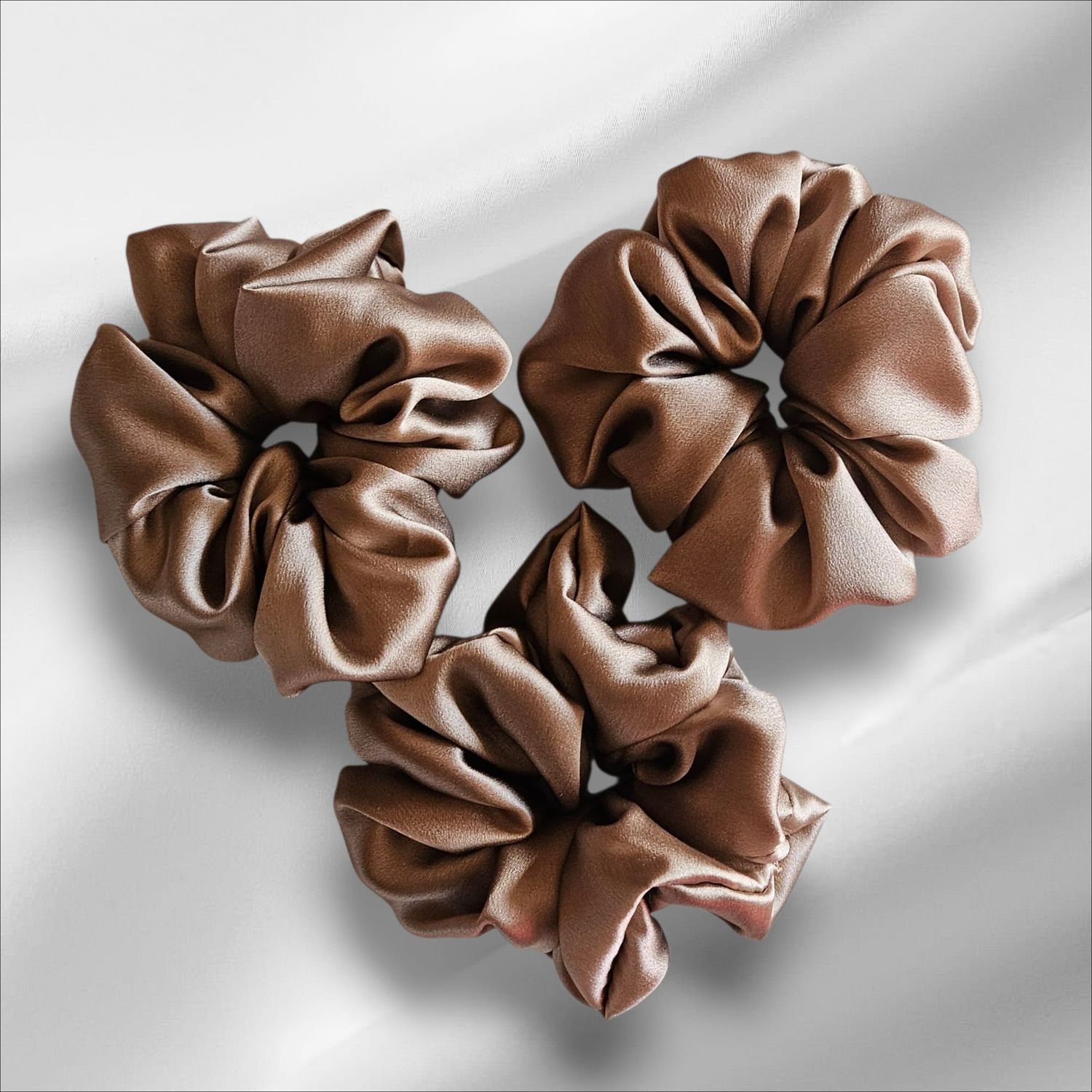 Jedwabna gumka scrunchie- Beżowo-różowa