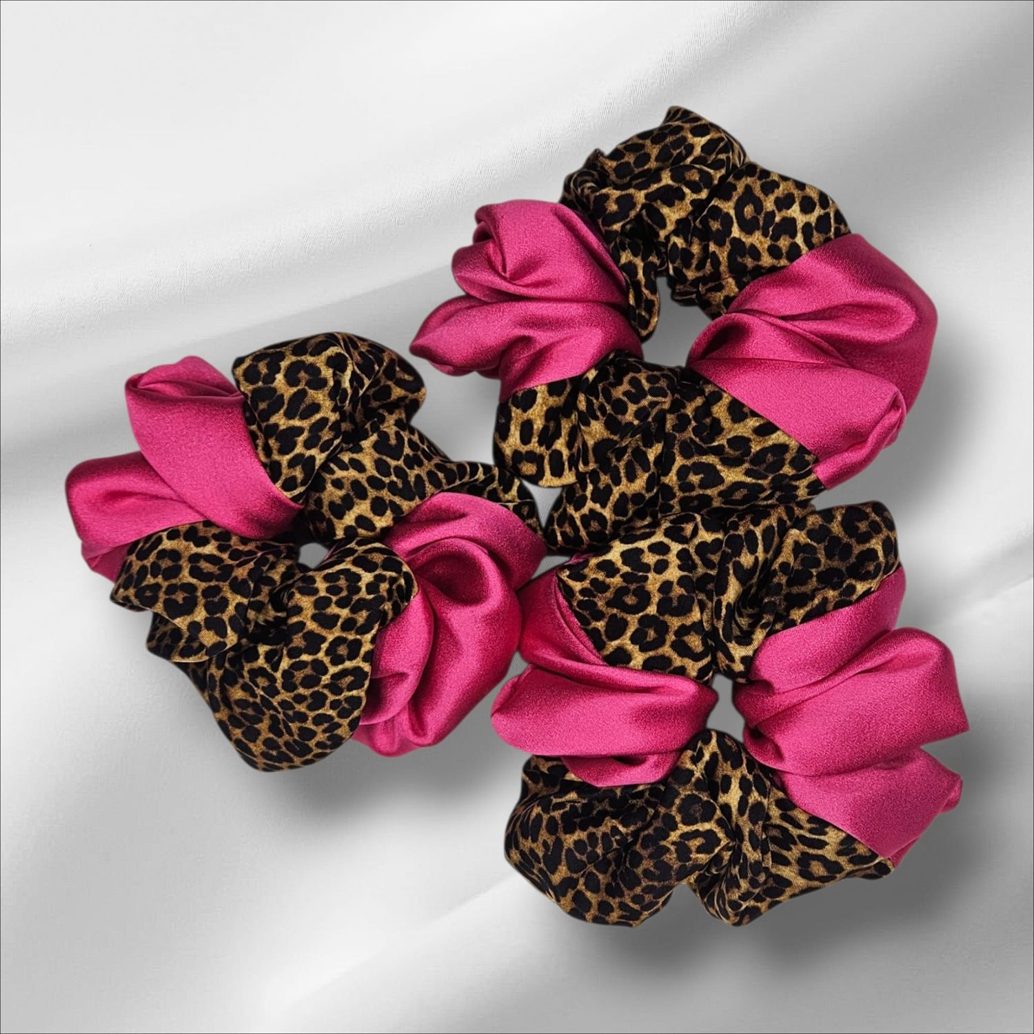 Jedwabna gumka scrunchie- Fuksja z panterką