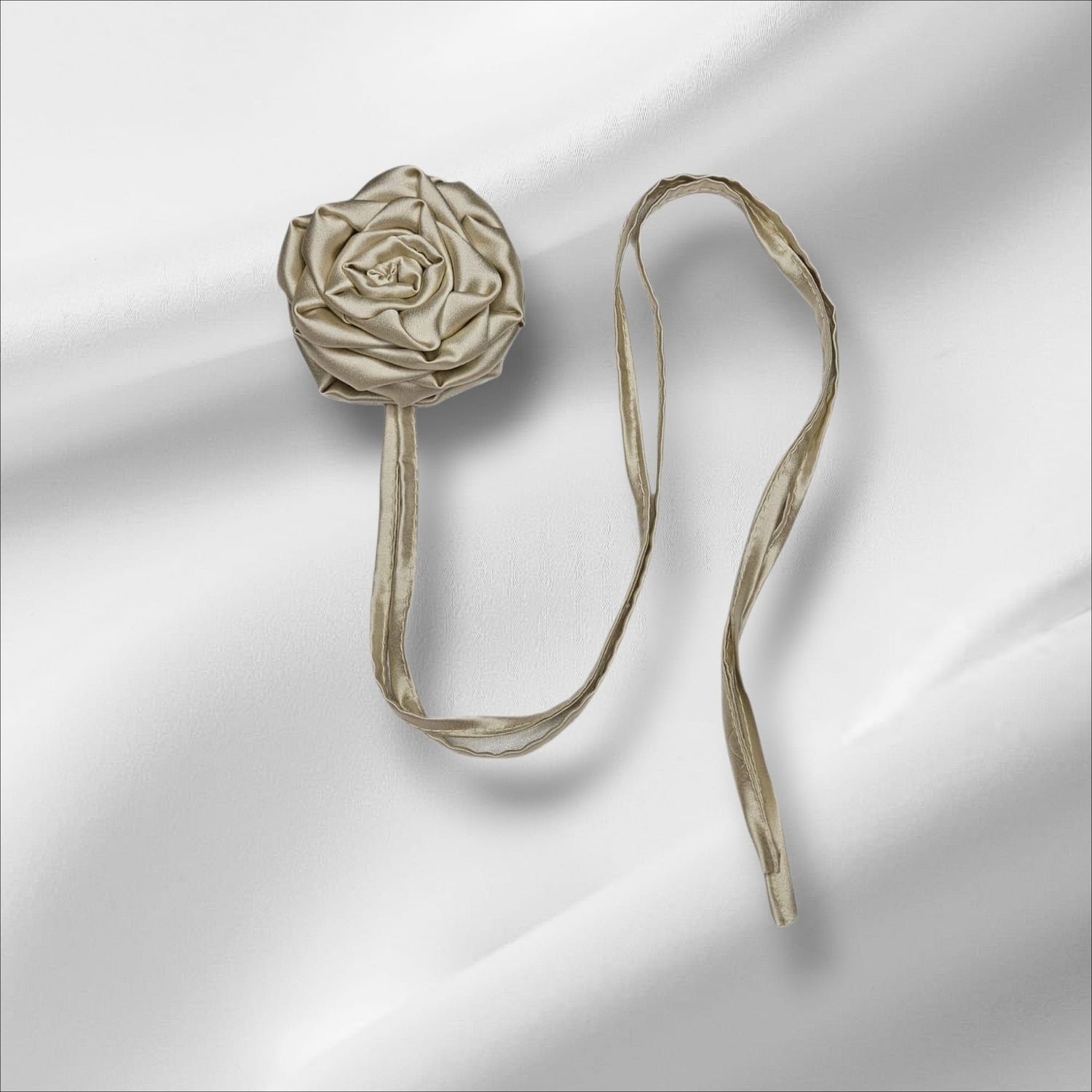 Choker jedwabny w kształcie róży - Szampański/jasny beż