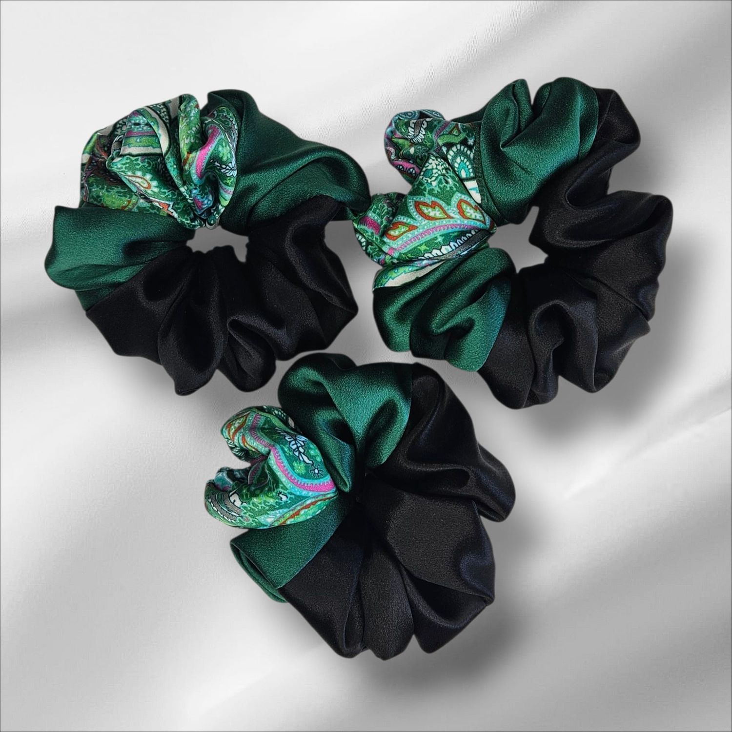 Jedwabna gumka scrunchie- Czarna z zielenią