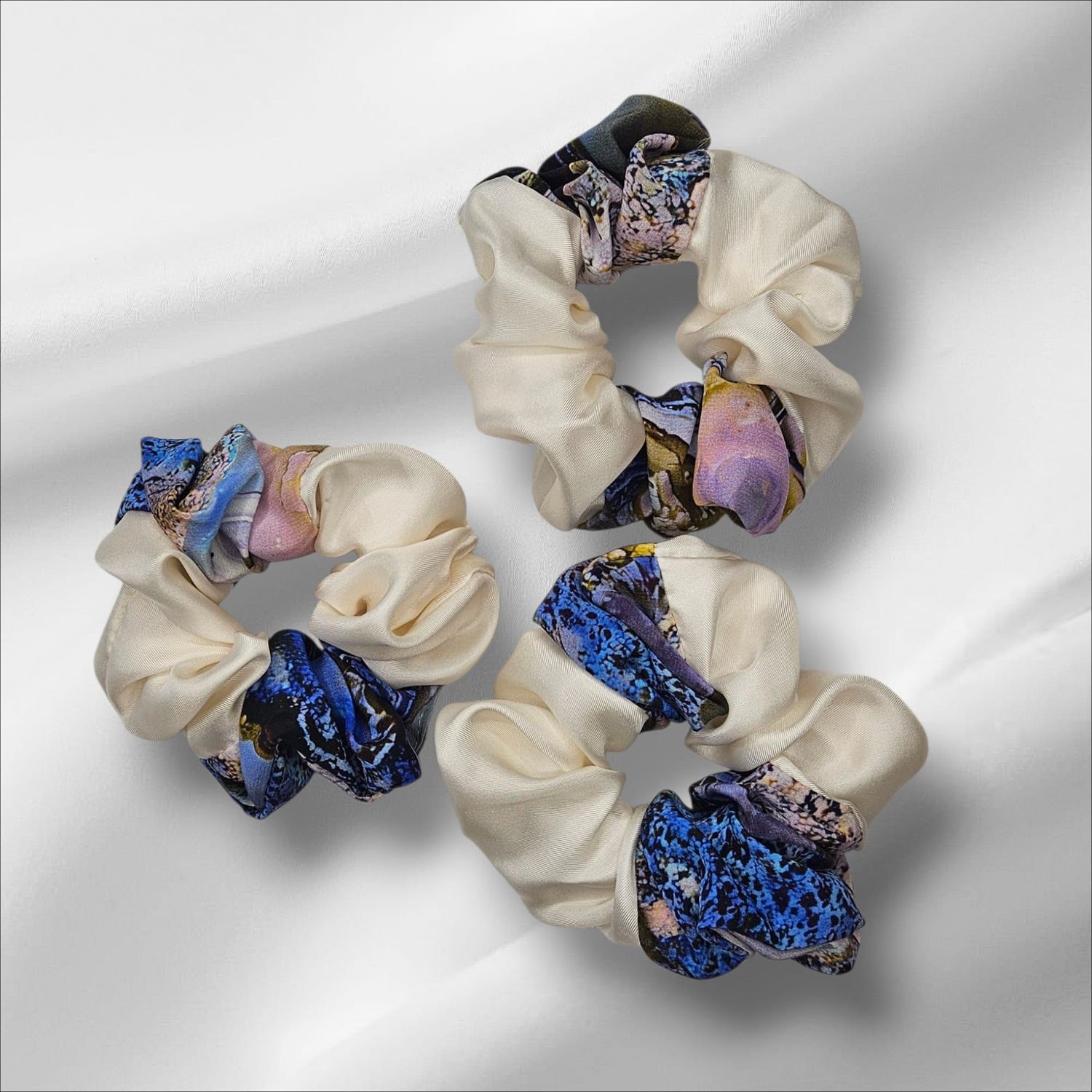 Jedwabna gumka scrunchie Kremowo-niebieska