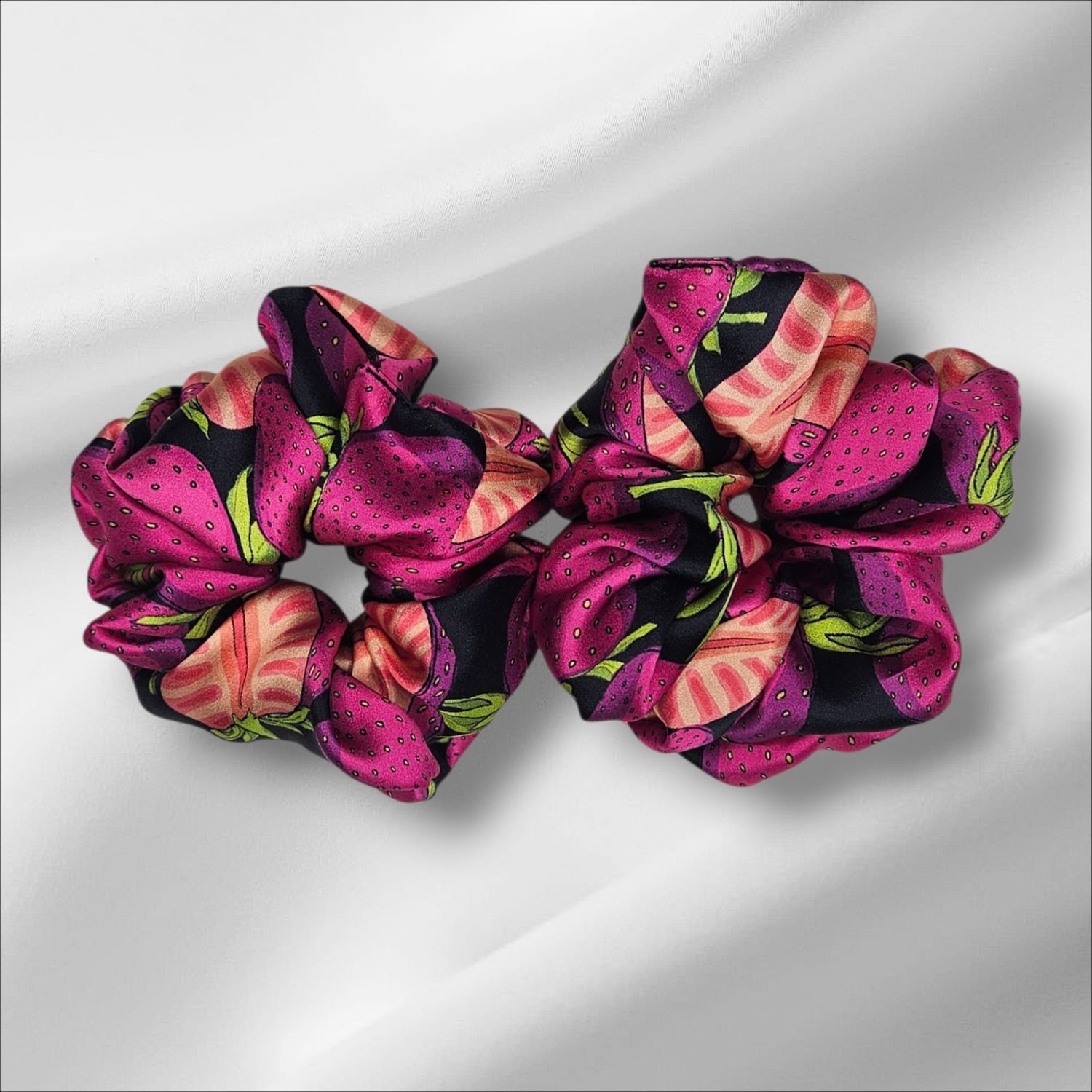 Jedwabna gumka scrunchie- Fuksja truskawka