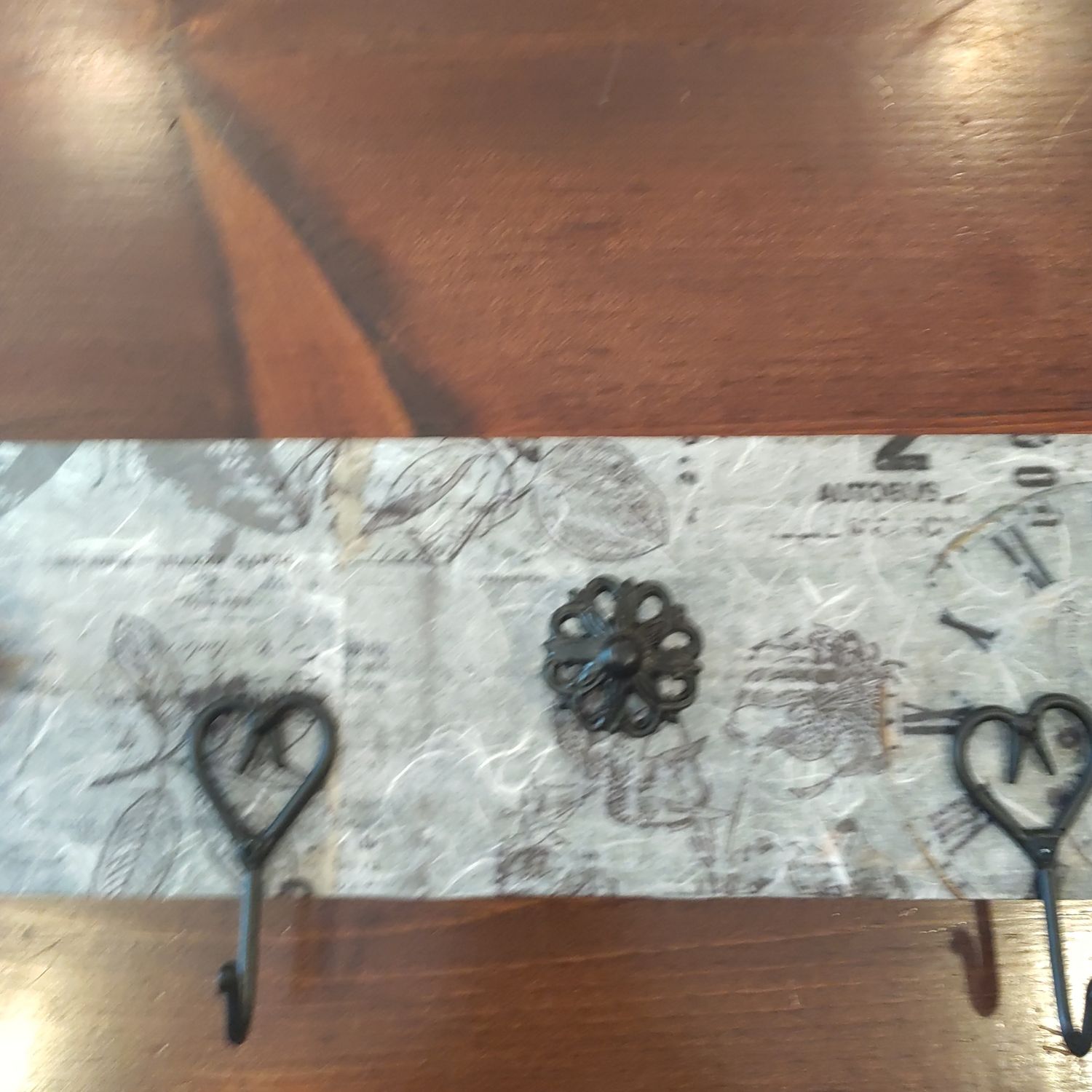 Board W/Blk Hooks & Knobs