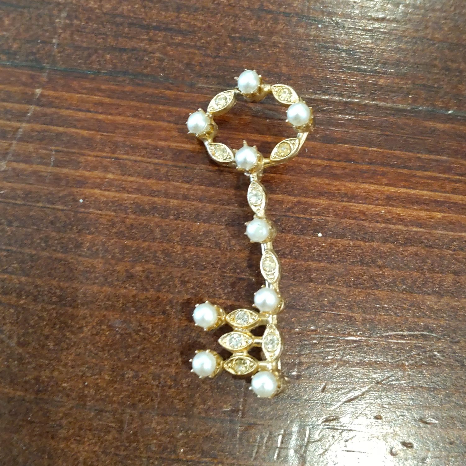 Gold Pearl Key Pin 