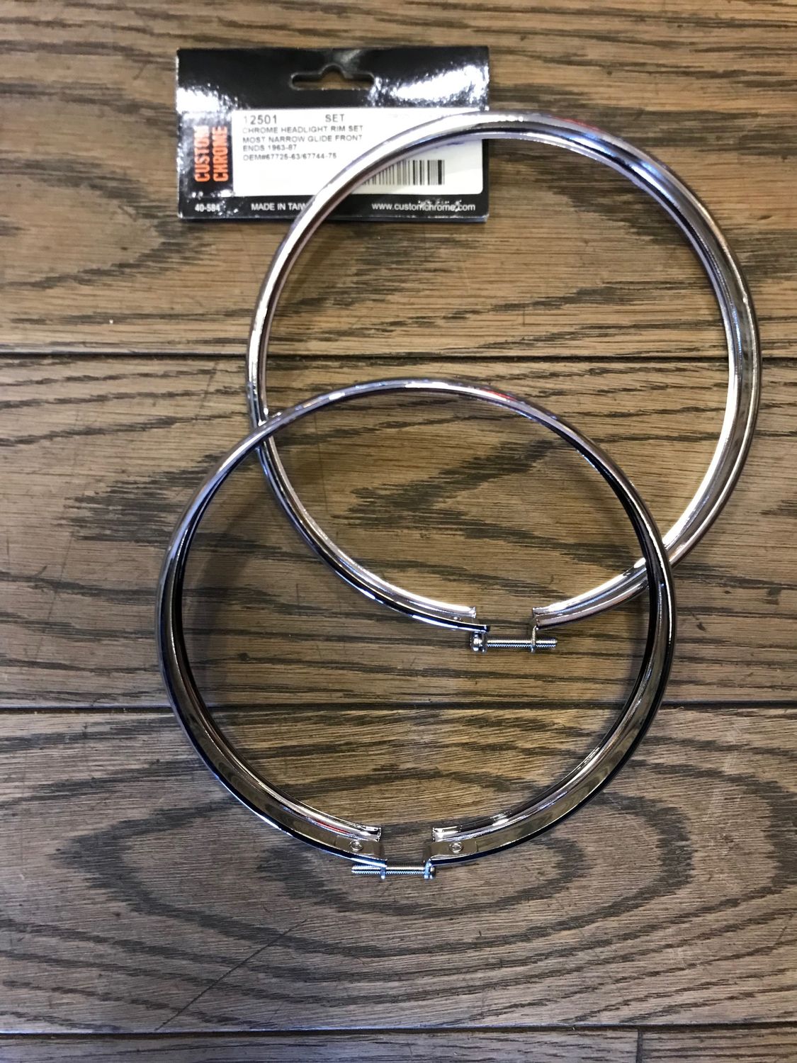 zwei scheinwerferringe fuer harley sportster und fx modelle mit oben befestigter lampe, ersetzt 67744-75 und 67725-63