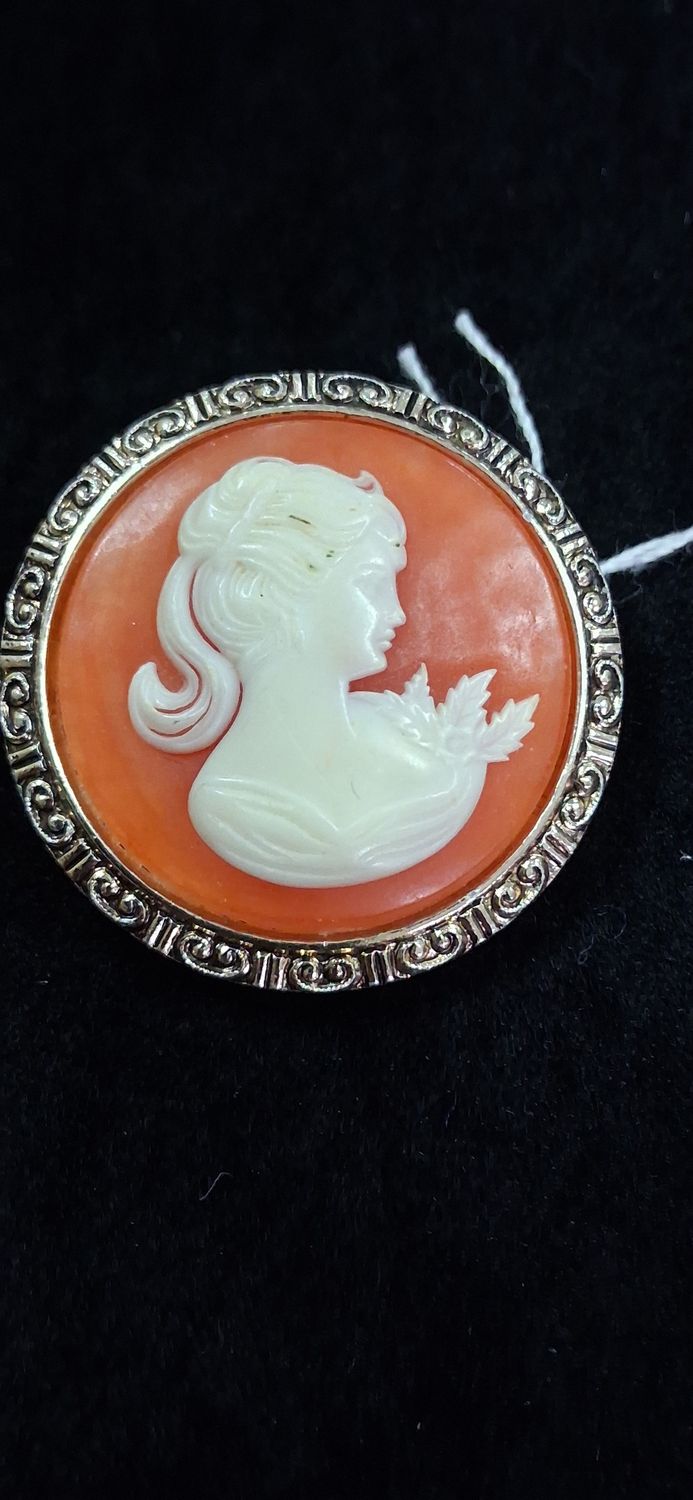 Cameo Scarf Clip