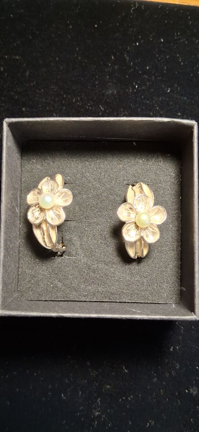 PZ Israel Sterl and Pearl Flower Hoop