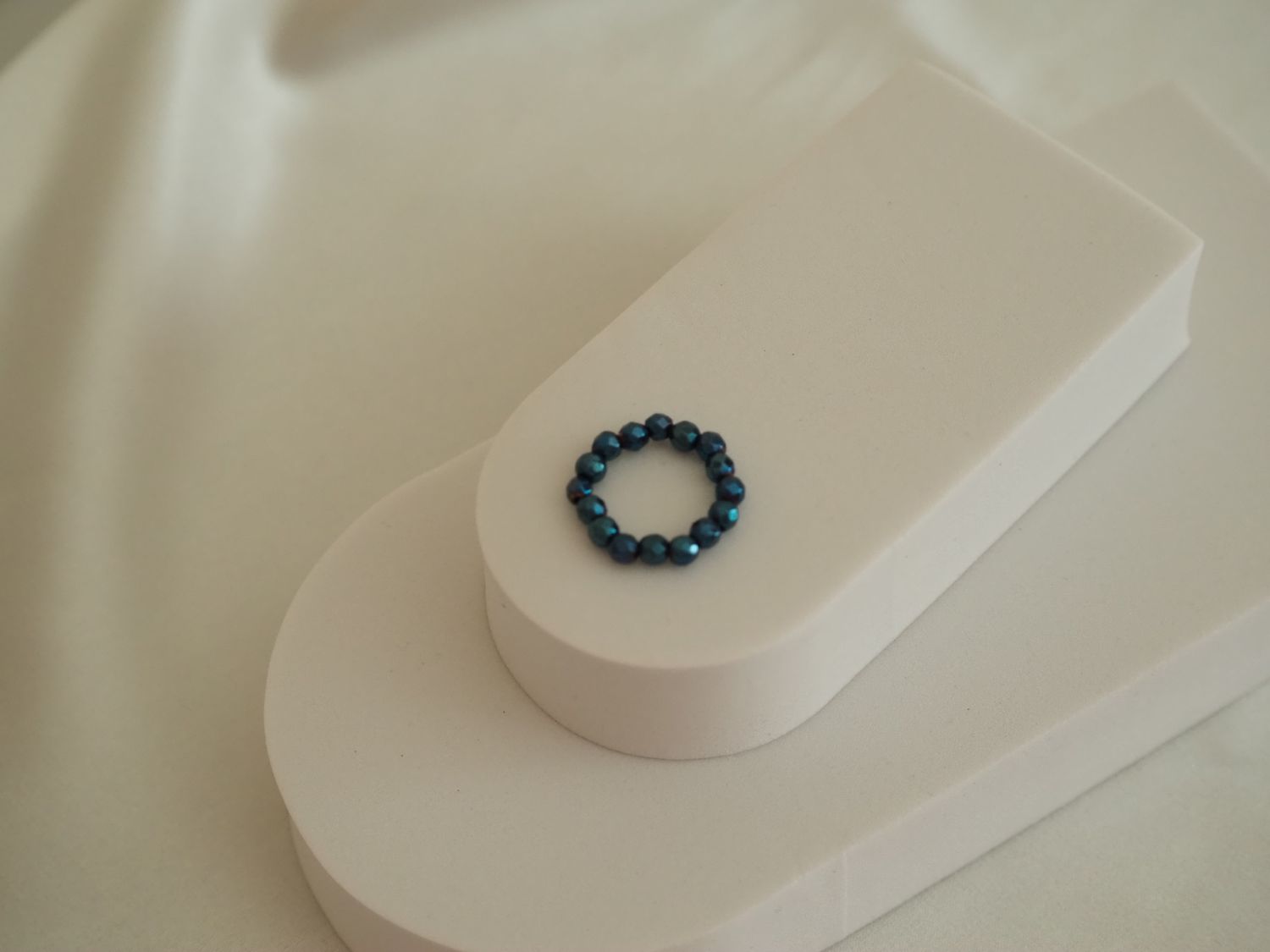 Pierścionek z niebieskiego hematytu