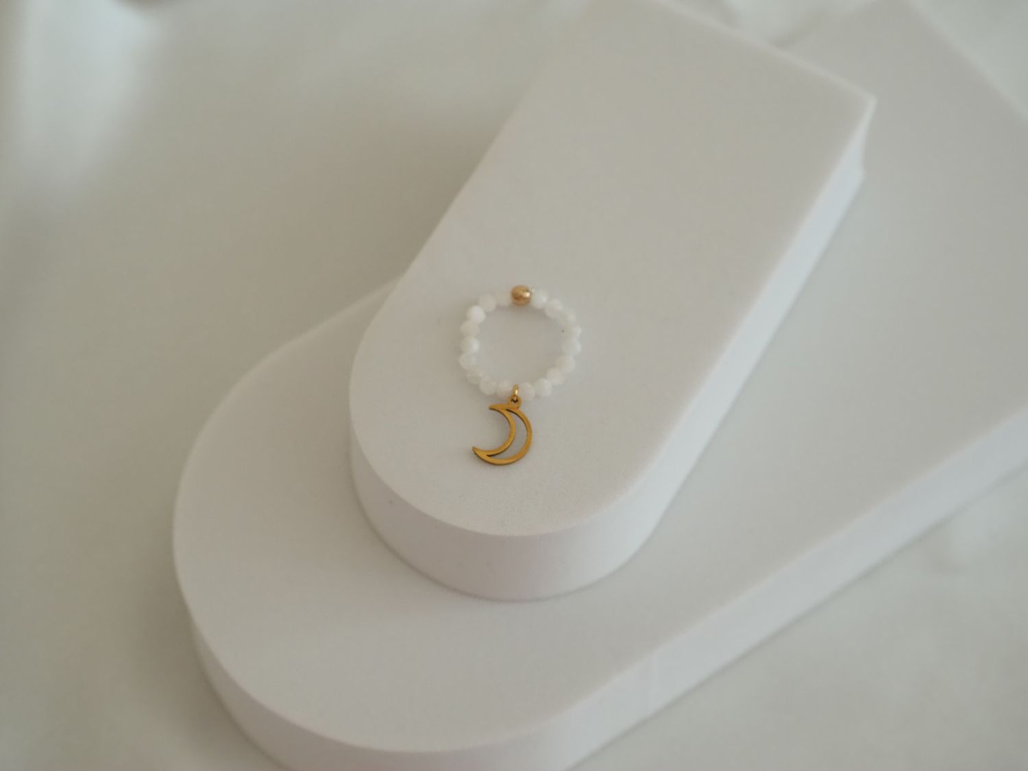 Pierścionek z kamieniem księżycowym i przywieszką z księżycem