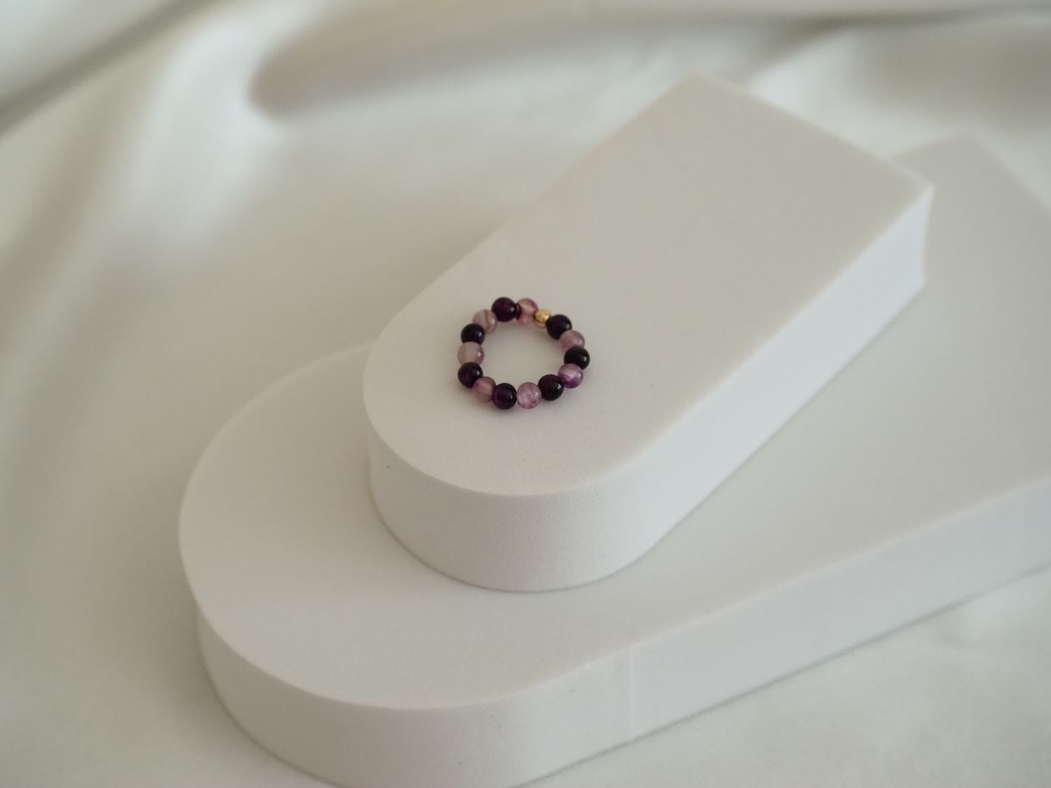 Pierścionek z agatem w odcieniach fioletu