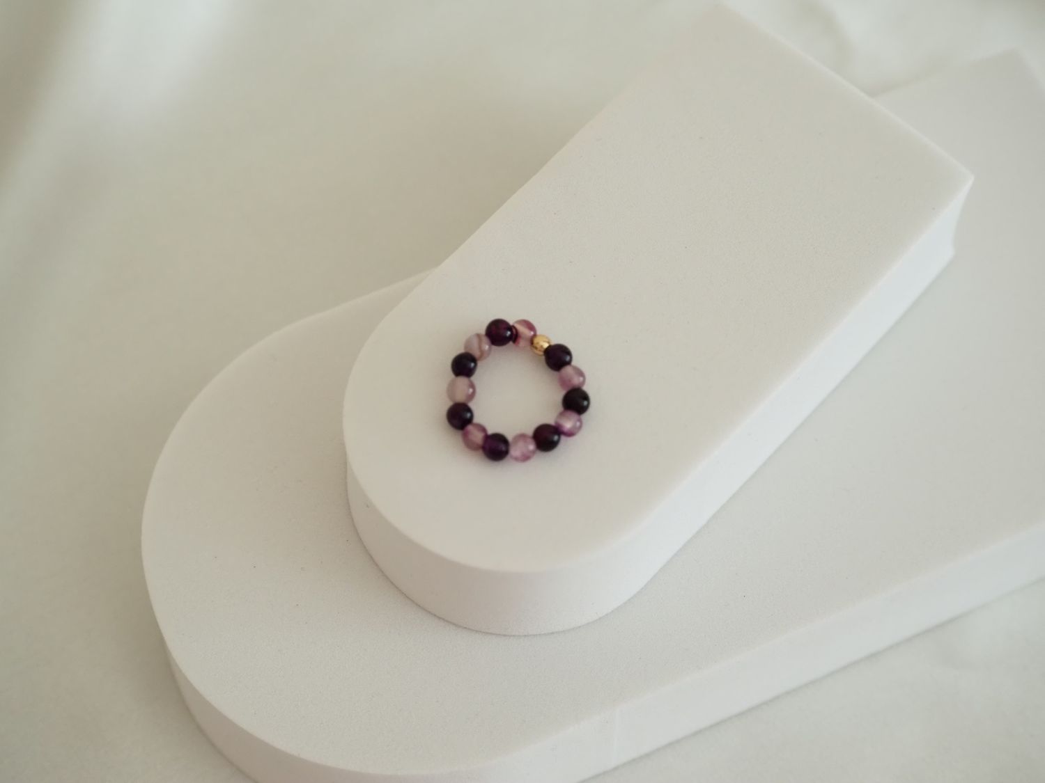 Pierścionek z agatem w odcieniach fioletu