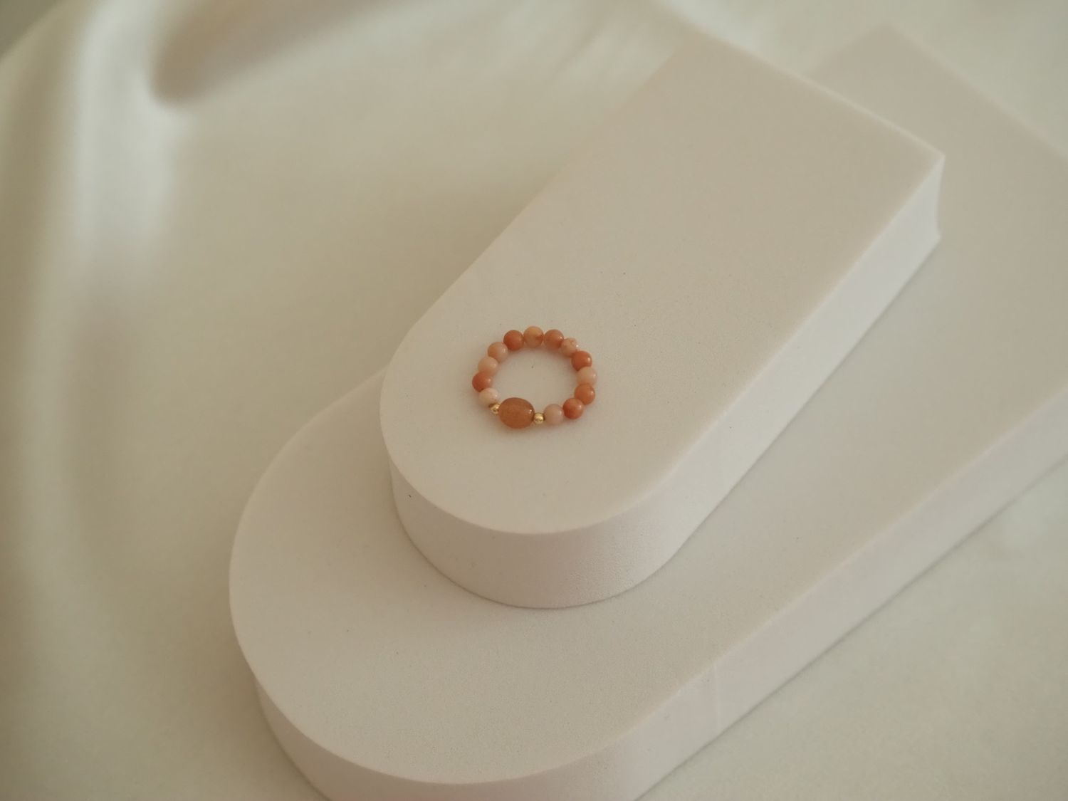 Pierścionek z awenturynem brzoskwiniowym oraz kamieniem słonecznym