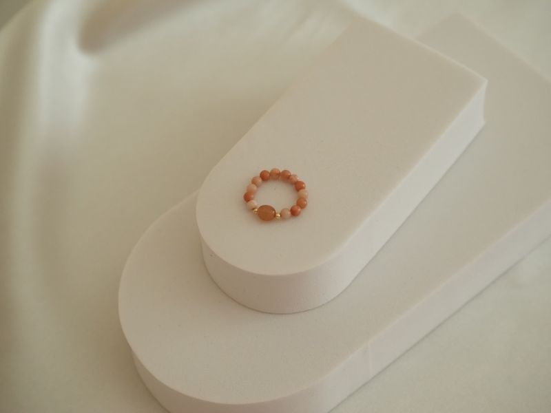 Pierścionek z awenturynem brzoskwiniowym oraz kamieniem słonecznym