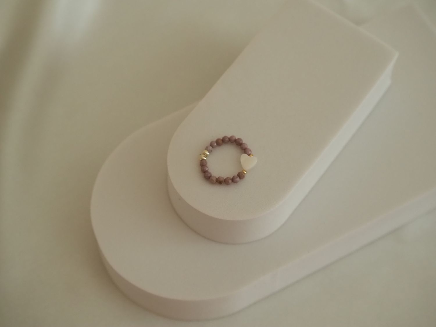 Pierścionek z fosfosyderytem oraz serduszkiem z masy perłowej