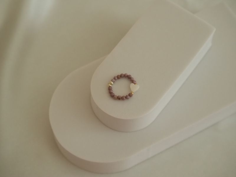 Pierścionek z fosfosyderytem oraz serduszkiem z masy perłowej