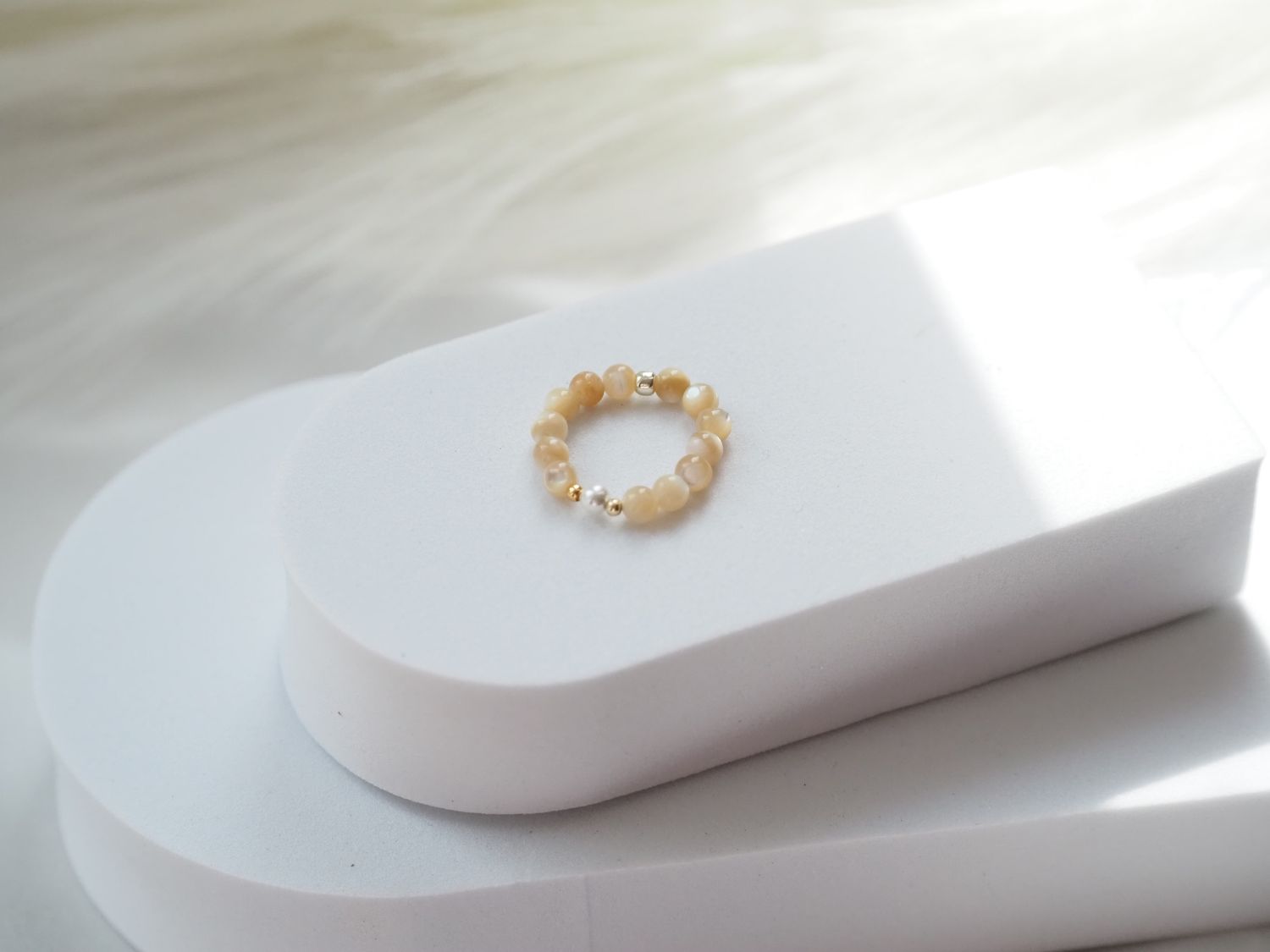 Pierścionek z karmelową masą perłową