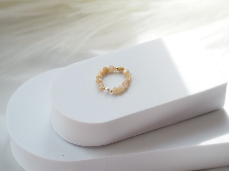 Pierścionek z karmelową masą perłową