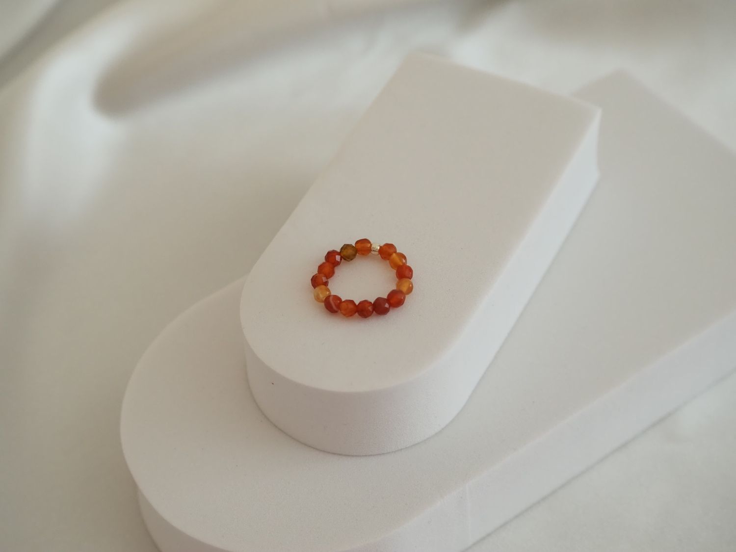 Pierścionek z agatem w odcieniach rudości