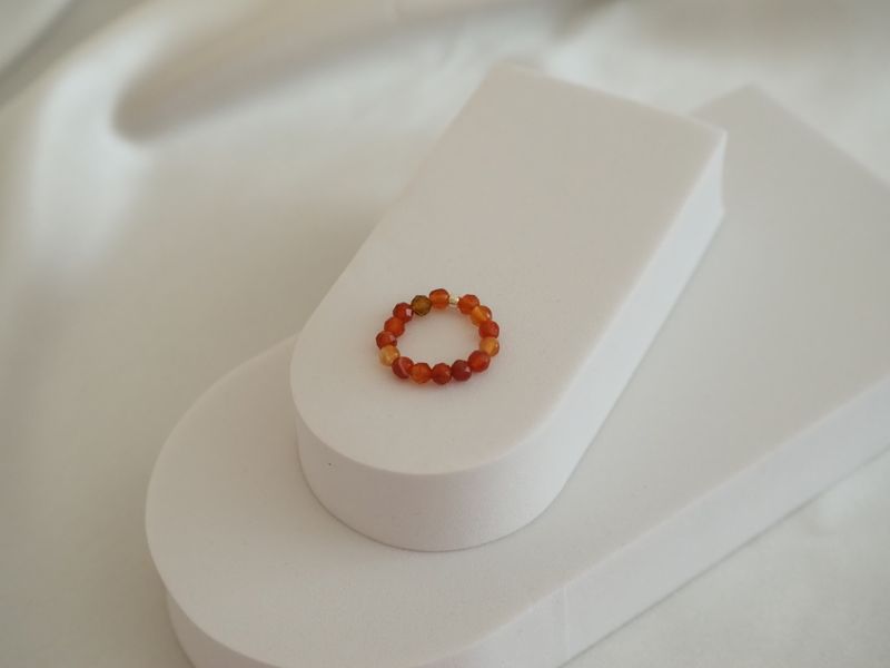 Pierścionek z agatem w odcieniach rudości