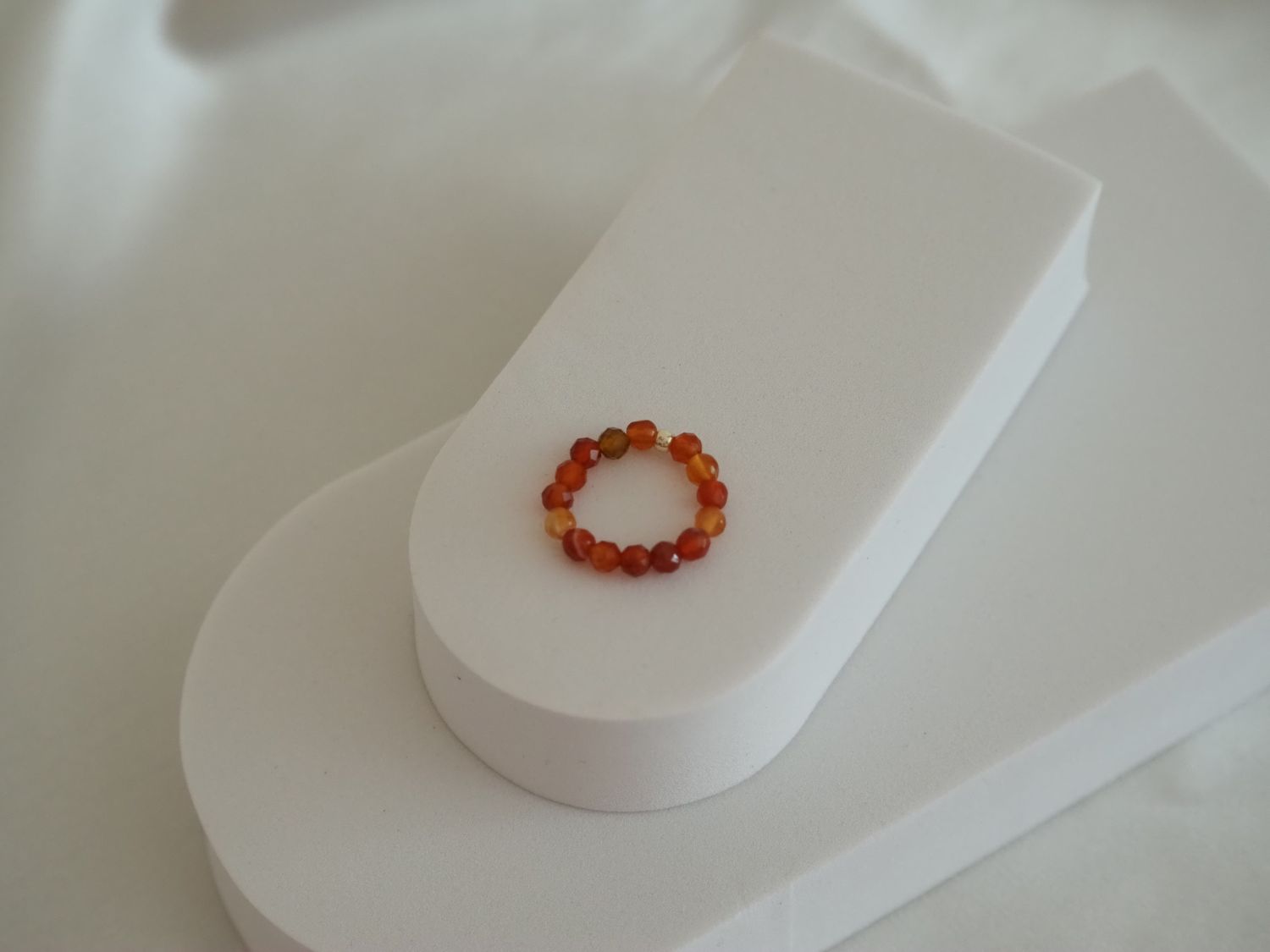 Pierścionek z agatem w odcieniach rudości