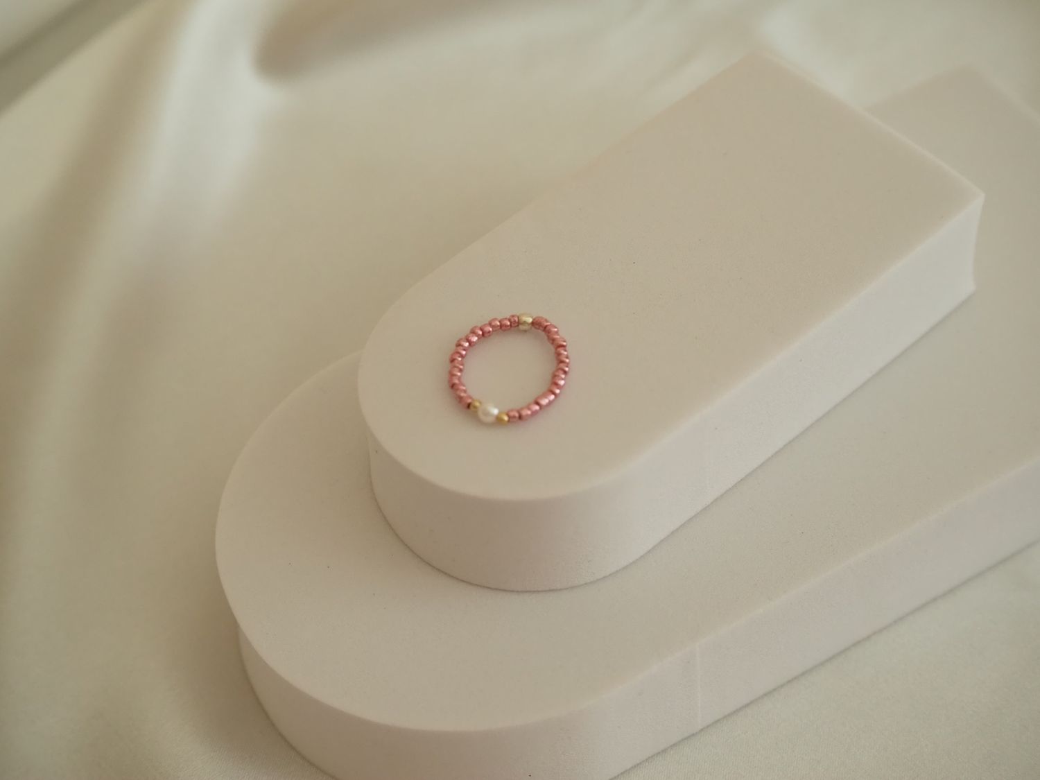 Pierścionek z różowych szklanych koralików